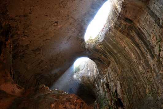 Prohodna cave